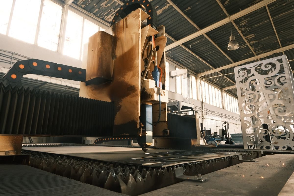 Metal işleme fabrikasında endüstriyel üretim ve kesim alanı